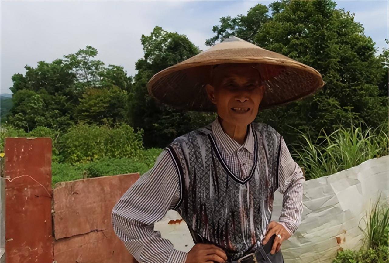 27岁小伙发现网上售卖烈士遗照自费买下后跨越千里送还烈士家属