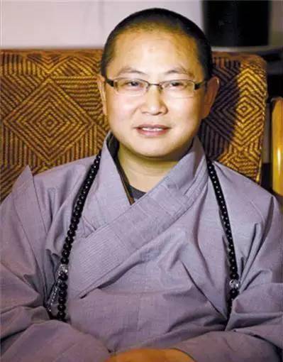 和尚在众多僧人的陪同下来到了寺庙门口,他便是罗汉寺的方丈,素全法师