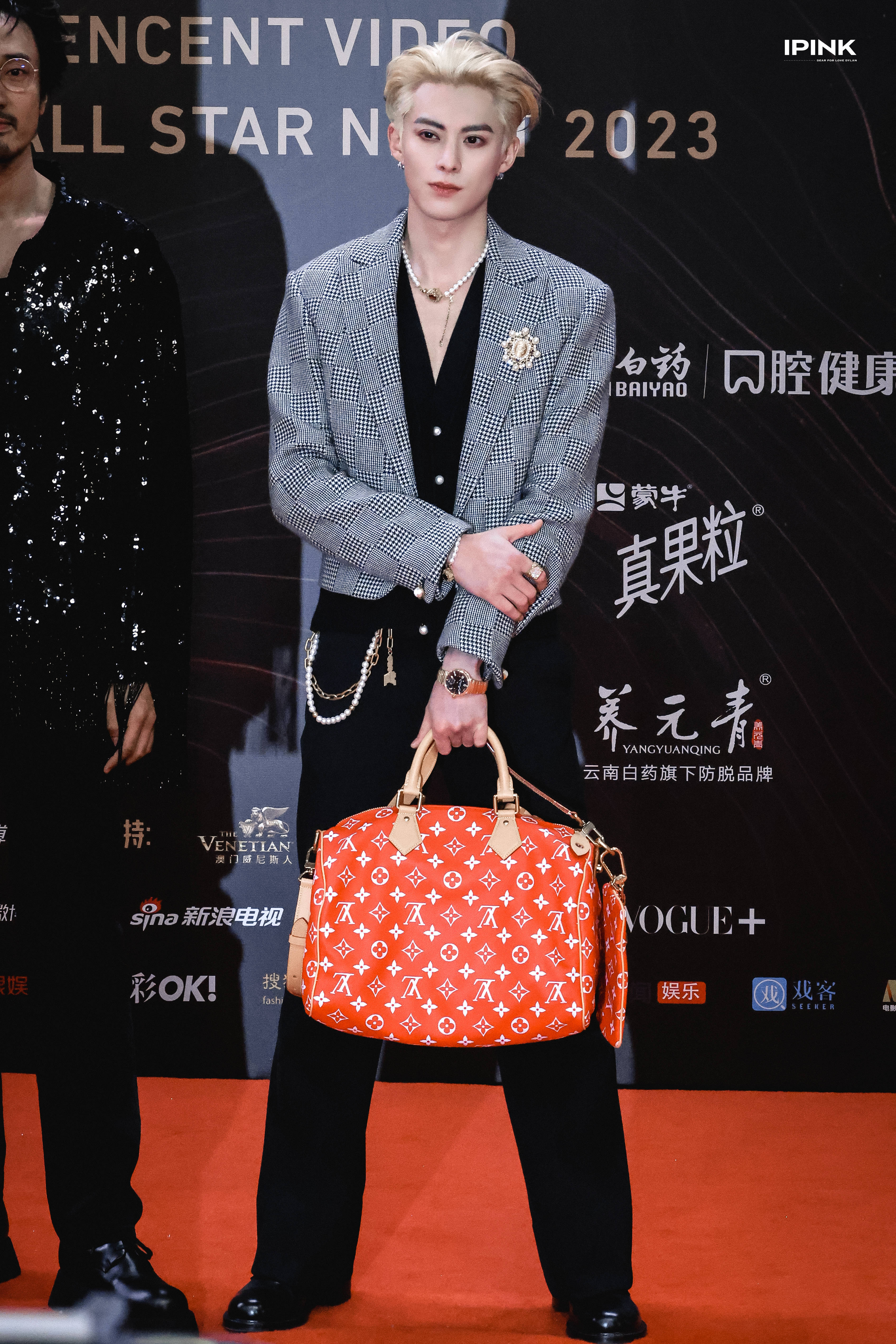 华丽的盛宴王鹤棣的黑白格子短装配金发星光大赏最佳着装没有之一