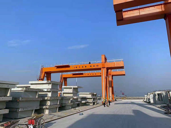标准化预制梁场需要几台龙门吊来协助生产呢