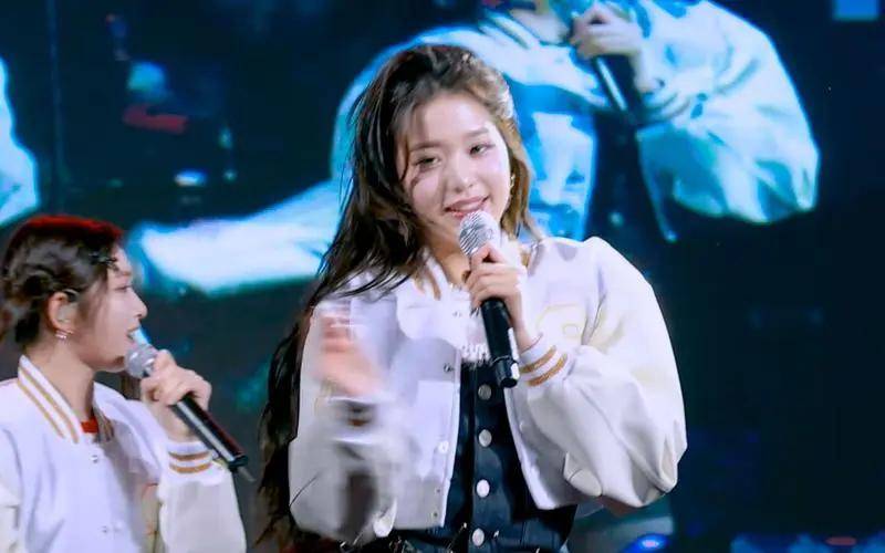 韩国女星张元英舞台上的转圈扭胯动作引发热潮