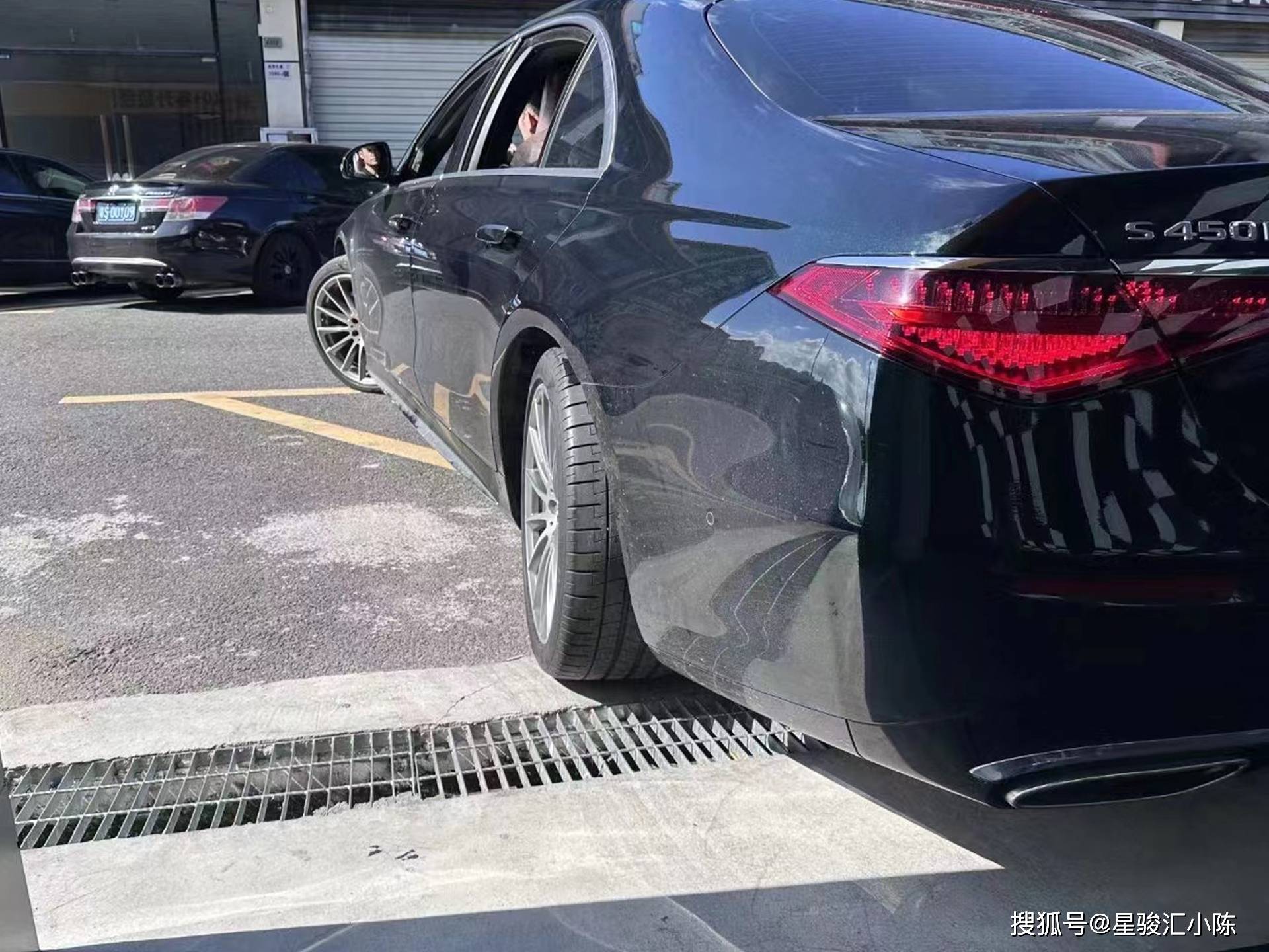 奔驰s450/s500升级原厂后轮转向系统,10度转向角行车更便捷,高速更