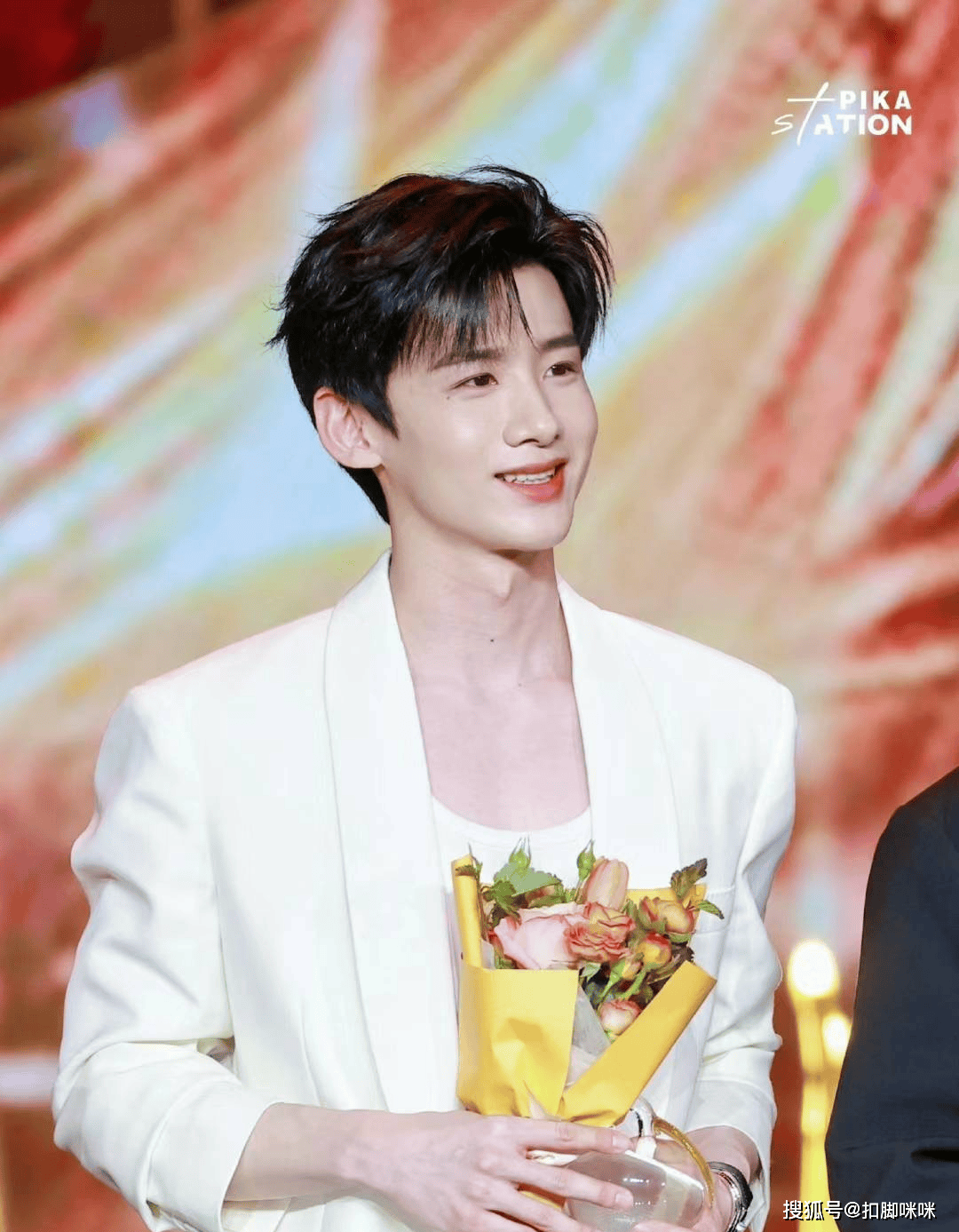 原创张雨绮深v秀出爆辣身材吊打一众女星胡歌颜值依旧抗打易烊千玺帅