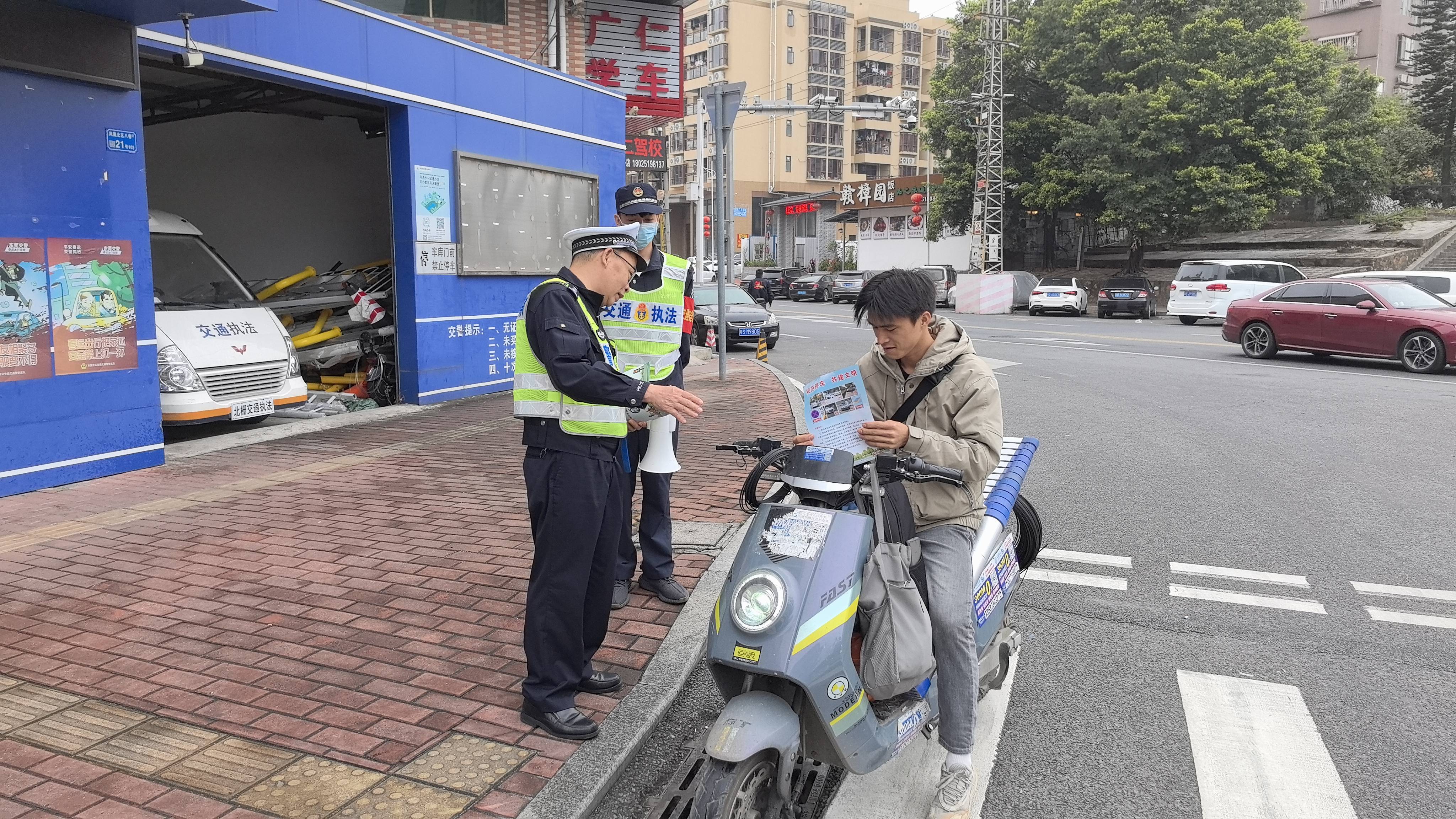 东莞交警虎门大队上路开展安全带安全头盔劝导活动