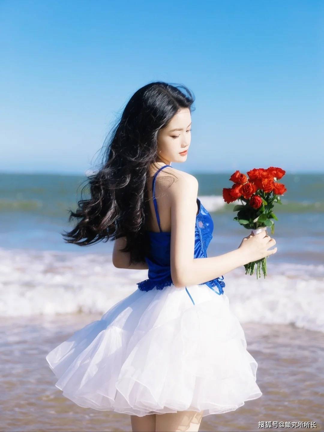 白皙柔美尤物的海边艺术穿搭:蓝色吊带背心搭配白色蓬松裙优雅迷人