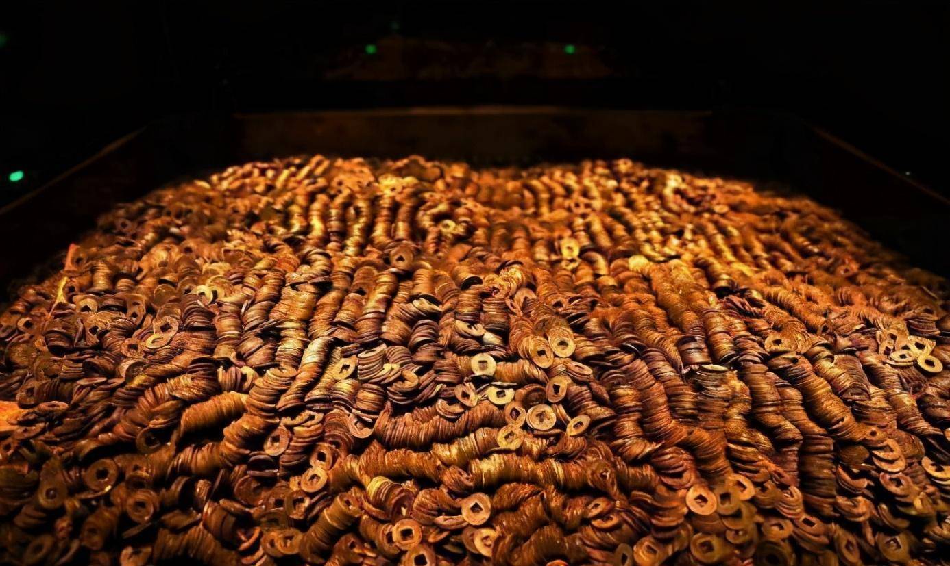 原创2000年前古墓挖出十吨钱山黄金超6万克墓主为何这么土豪