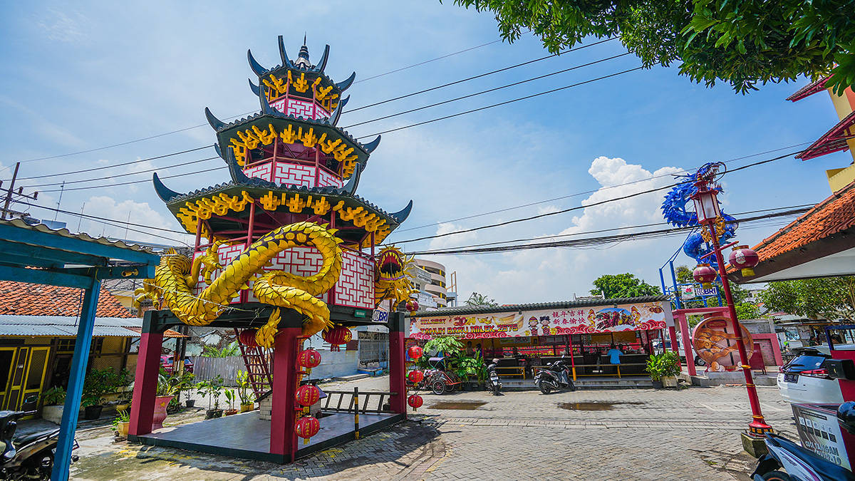 在印尼爪哇岛的泗水城市市中心有座中式建筑的郑和清真寺