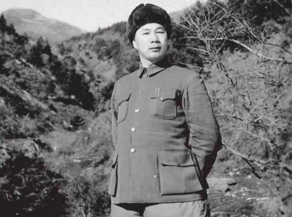 黄泽生看着王开湘的事迹,脑子里面想到的却是被当作逃兵的同宗人黄开