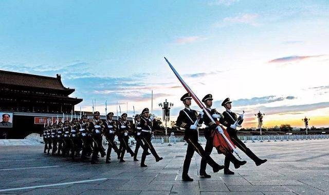 2003年,天安门护卫队增补人员,要从部队挑选护旗手.