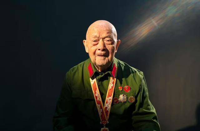 原创88年男子意外翻出一张抗美援朝喜报找到人时发现老兵隐居40年