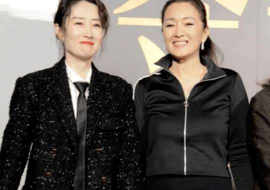 《伪装者》火出圈,37岁与富豪离婚,16岁女儿气质容貌不输她_刘敏涛