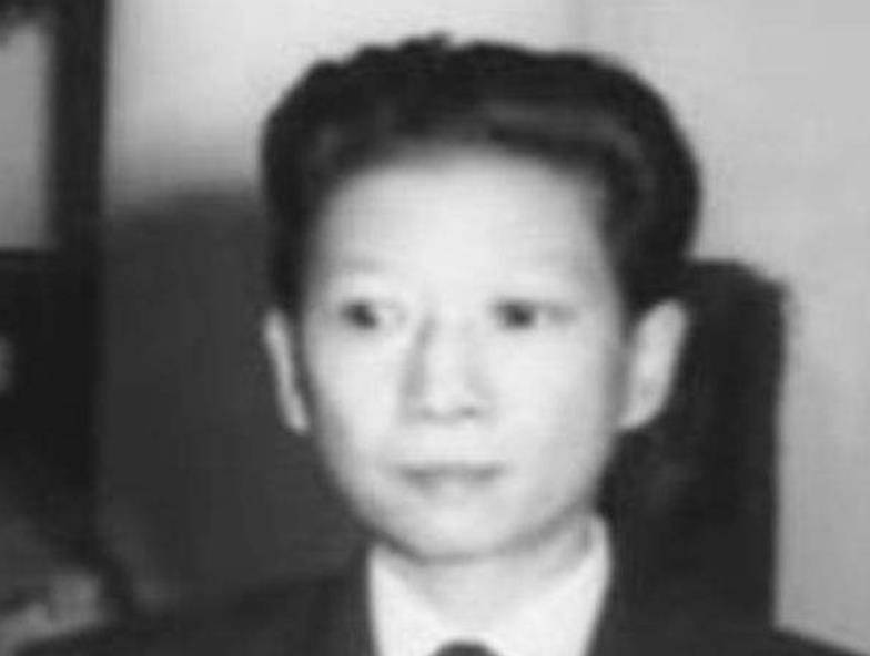 原创1946年拔枪互射案孔令伟偶穿女装引得龙云三公子在公园调戏