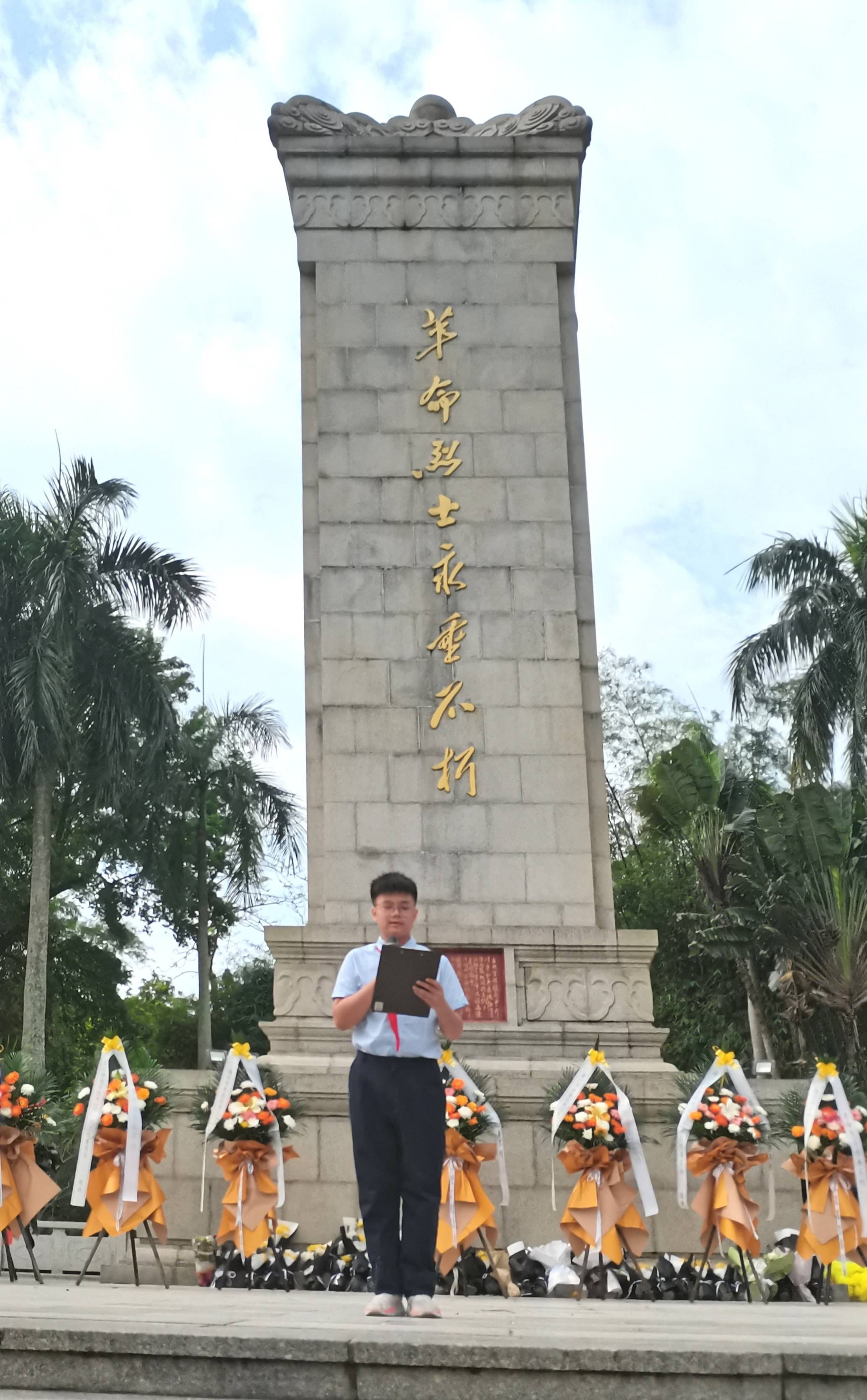 海口市关工委开展清明时节祭奠革命英烈活动_海南_纪念碑_爱国主义