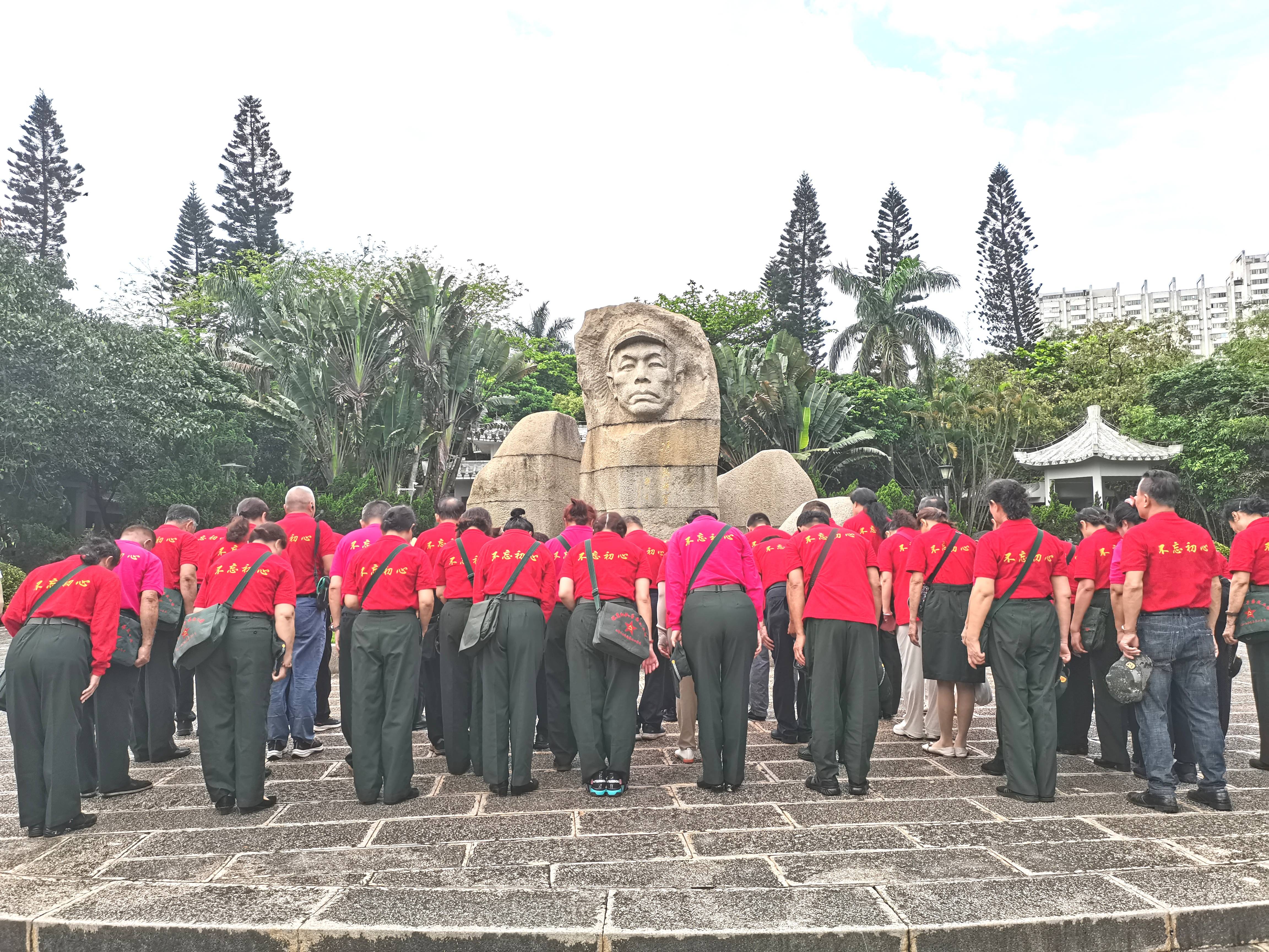海口市关工委开展清明时节祭奠革命英烈活动