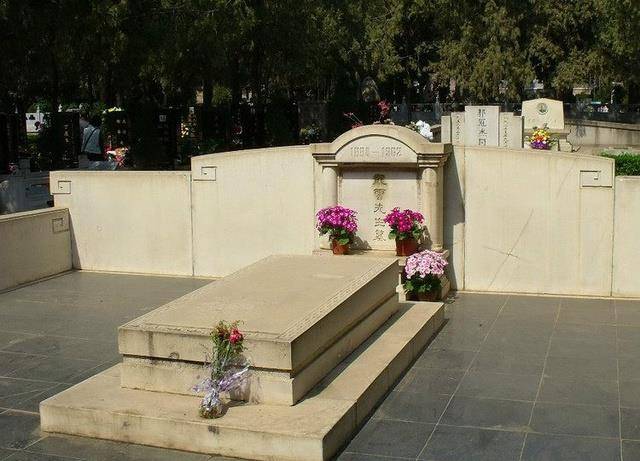 唯一葬在北京八宝山的军阀,抗战修筑生命通道,当之无愧的抗战民族英雄