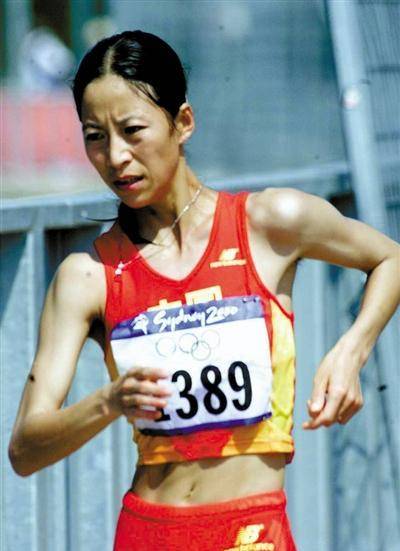 原创最孤单的冠军王丽萍唯一一个没有国旗披身夺冠后空手绕场庆祝