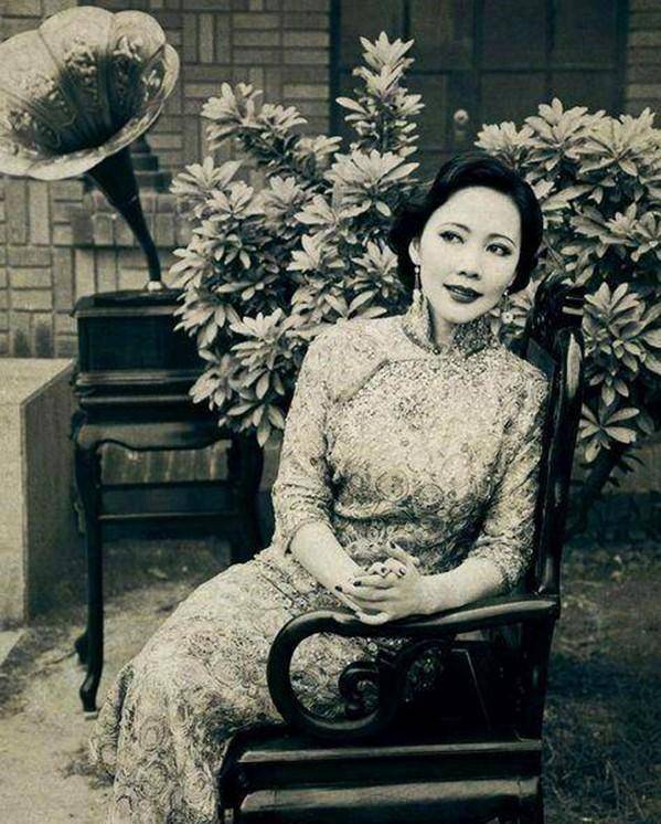 不仅如此,王嘉娟每天都穿着高领旗袍,很少换过款式,特别在闷热的夏天