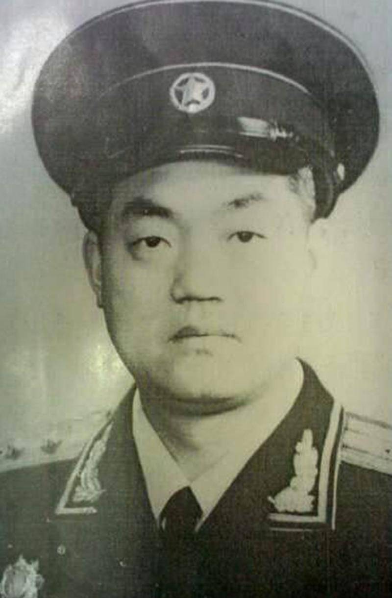 武警部队的第一任副司令,14岁参军入伍,37岁升大校,享年75岁_何鸿业_
