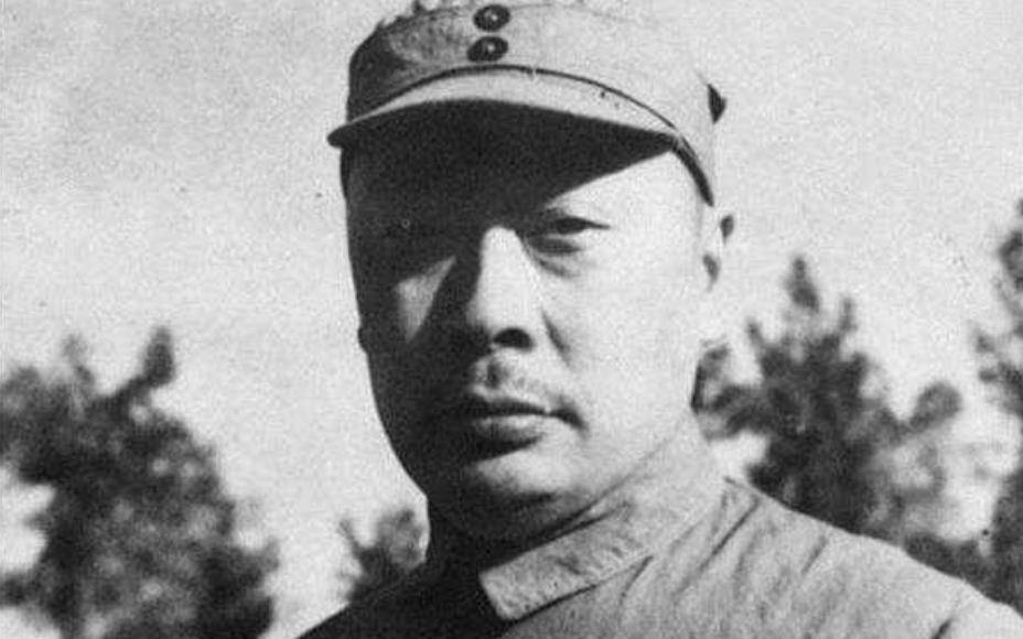 李长江则和他正相反,他是半路出家,江湖出身,所以身上的草莽气息很重