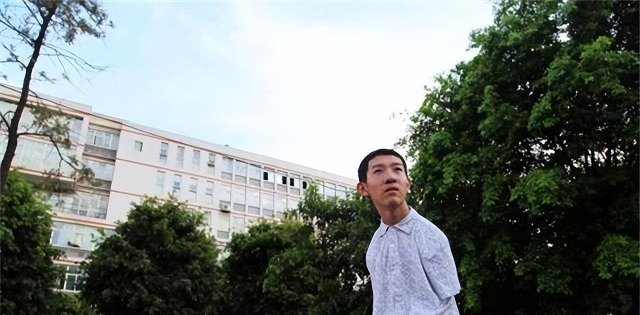 原创无臂少年彭超6岁失去双臂用双脚高考进川大今已通过法考