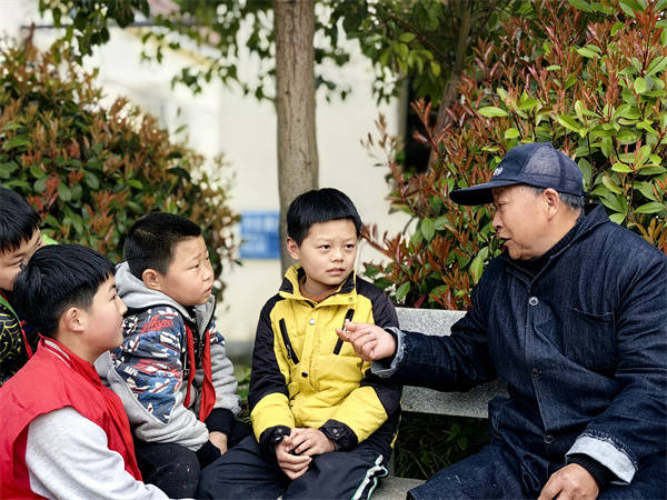 盱眙县鲍集中心小学志愿服务队走进敬老院(图2)