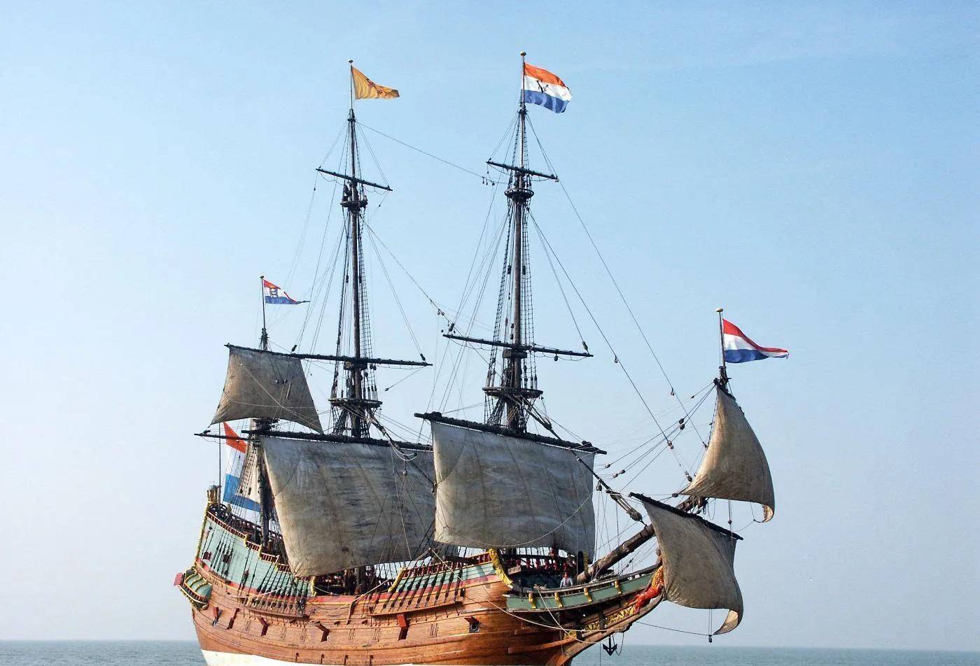 荷兰在转口贸易中,控制了欧洲和东印度地区的商品,荷兰的商船,装满了