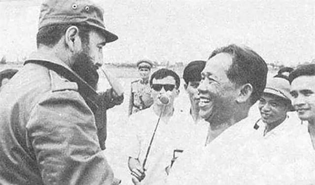 黎笋战后亲临柑塘,目睹废墟泣不成声,10年后磷矿才___