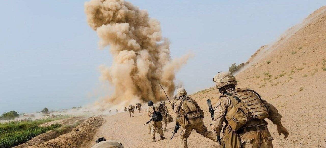 2001年10月7日,美英联军轰炸机出动,开始轰炸塔利班军事目标.