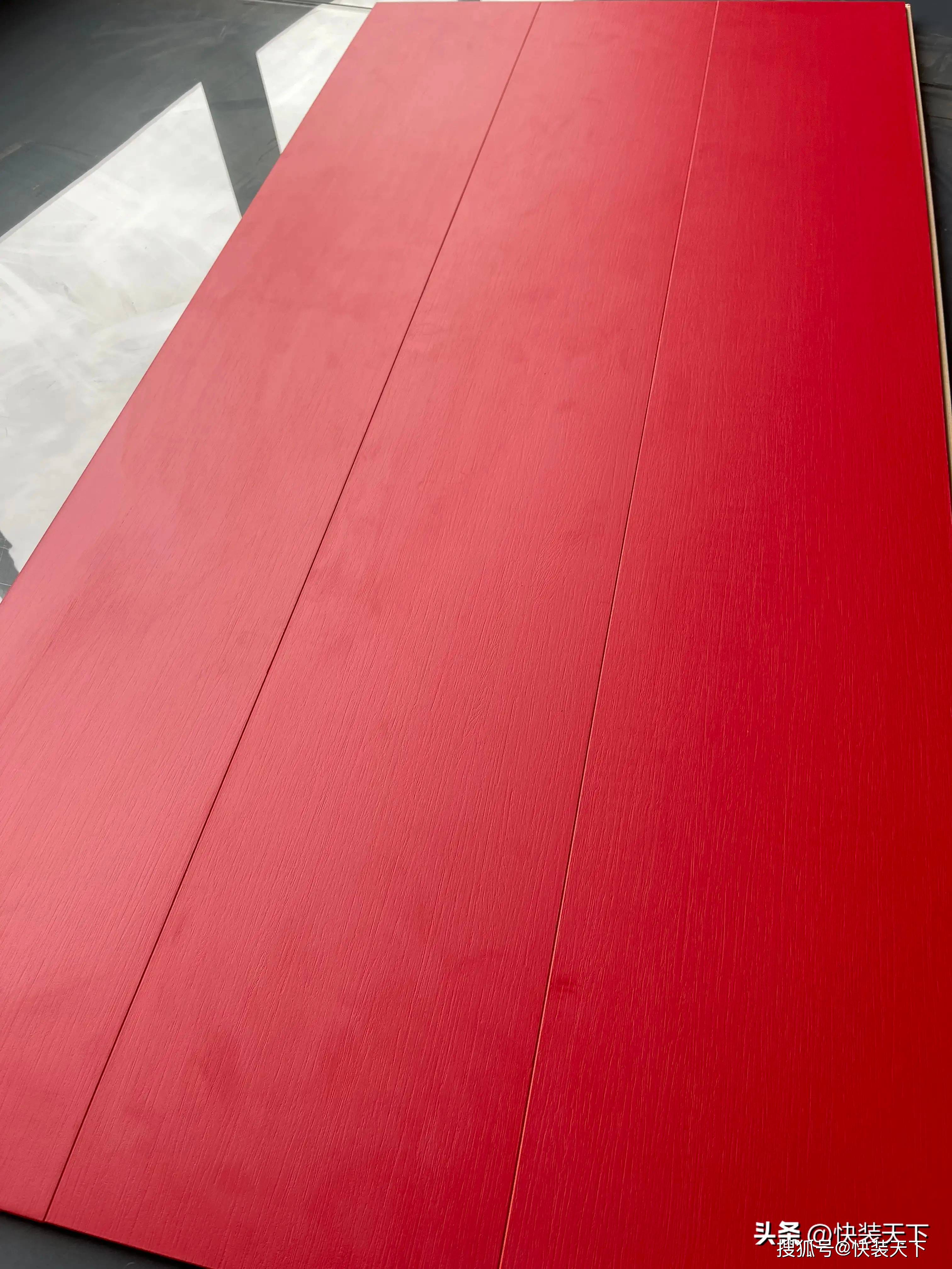 红珊兰为某美妆连锁品牌定制中国红a级防火地板