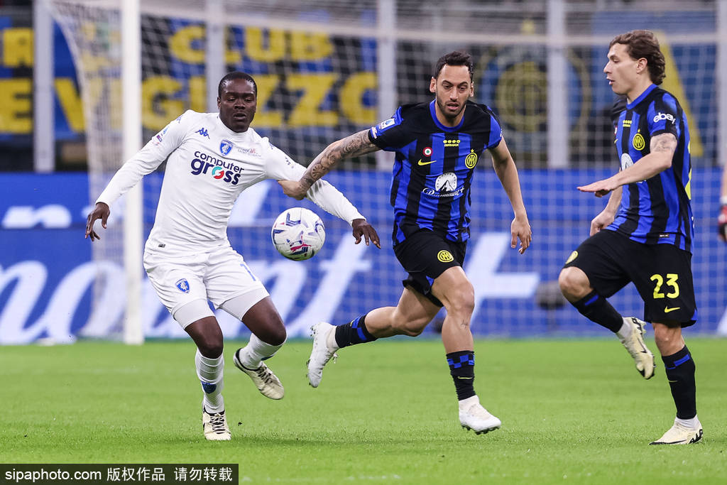 上半场,巴斯托尼传球,迪马尔科不停球直接射门得分.