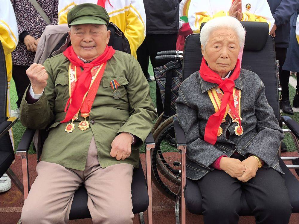 江苏南通隆重举办抗战老兵进校园活动2000多名师生面对国旗齐声宣誓