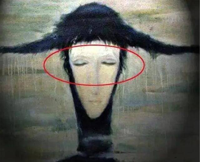 有人发现雨中女郎的上眼皮颜料上得很厚,晚上在光线作用下会投下阴影