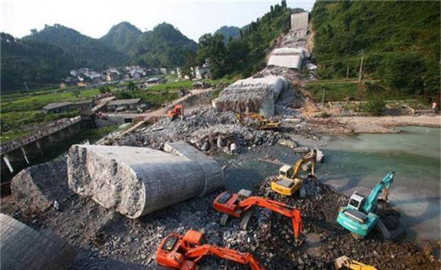 四川简阳的政府正是吸取了此前这两座豆腐大桥的教训,才对当地沱江