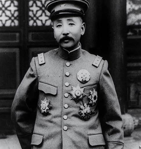 自从皇姑屯事件后,张作霖被炸死,张学良继承东北军少帅的位置,一直到