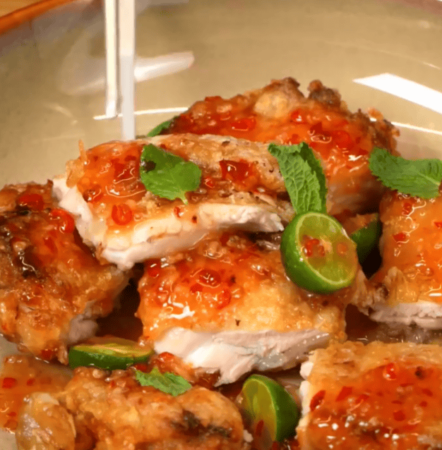 这道泰式甜辣炸鸡,集合了泰国菜式的经典元素,既适合作为家庭聚餐的
