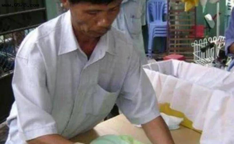 原创原创越南一位普通农民养育了100个孩子也亲手埋葬了超过2万名婴儿