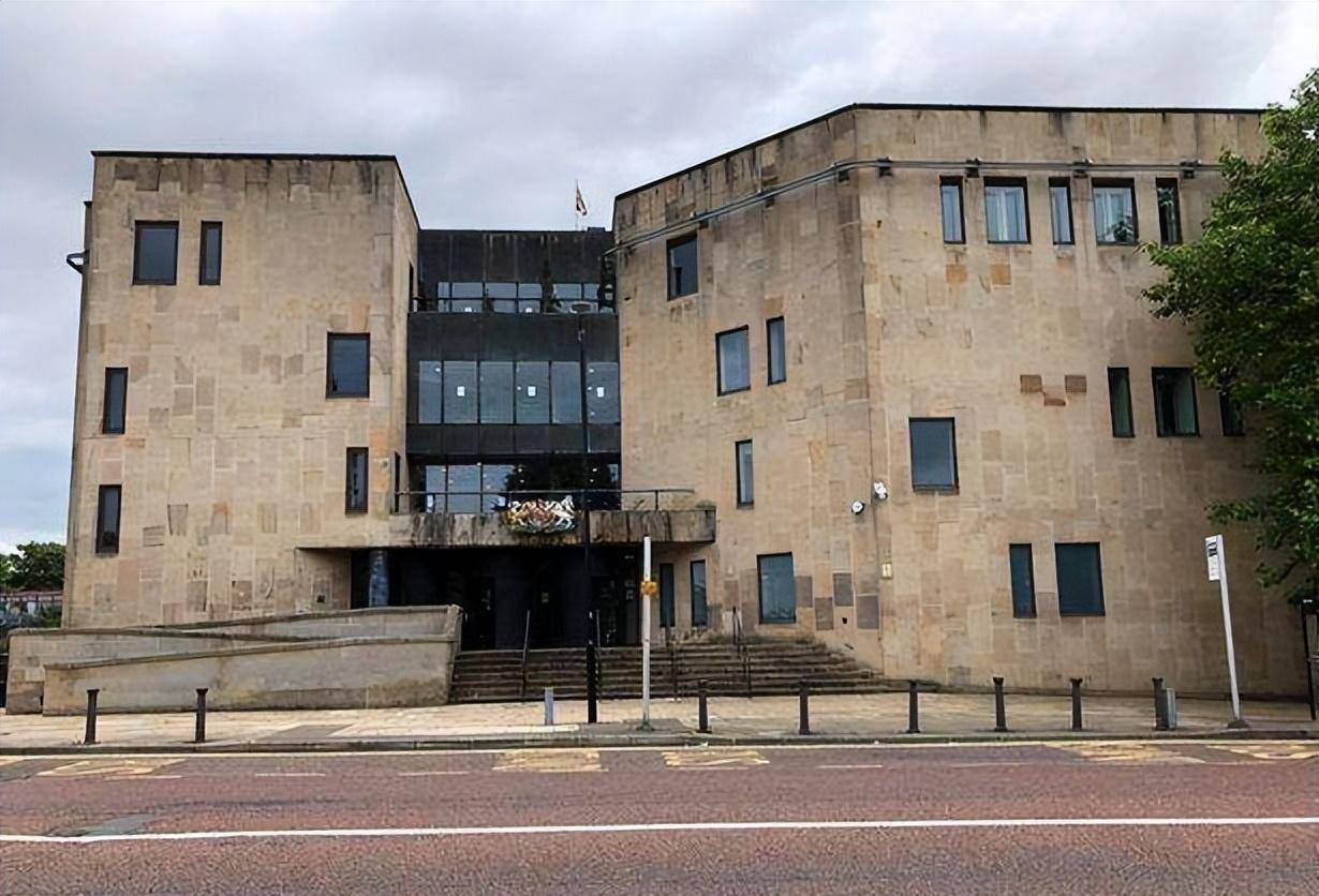 揭秘美国监狱监狱长白天高呼打击性侵女囚晚上却给女囚拍裸照