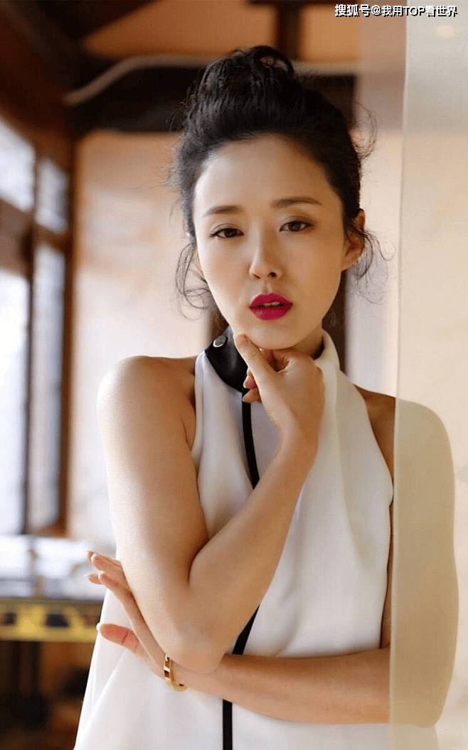 火辣登场!45岁颜丹晨展现绝美风采,性感魅力依旧动人心弦