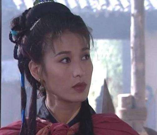 妹子回到后泊,见这黑厮独自在水边洗澡,便暗中一手弩,直贯其心,随取