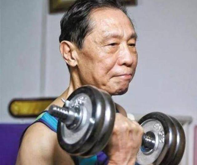 钟南山小时候看武侠飞檐走壁就打了一把伞从三楼跳了下去