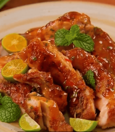 这道泰式甜辣炸鸡,集合了泰国菜式的经典元素,既适合作为家庭聚餐的