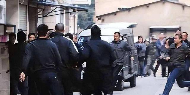 2003年刘涌被押解到殡仪馆抬进死刑执行车行刑过程中神情漠然