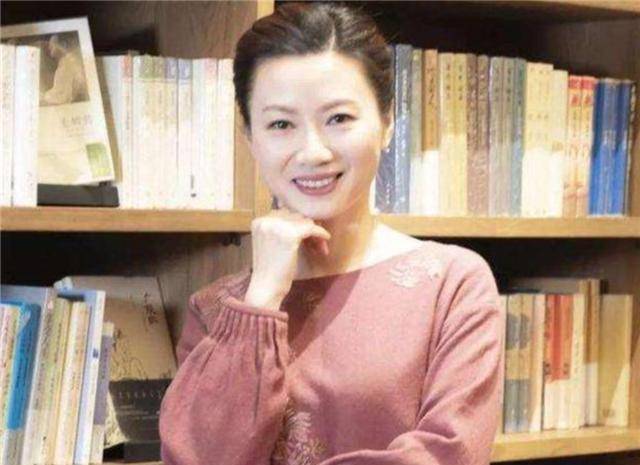 美女教授杨雨自诩当代李清照好酒好赌还好色