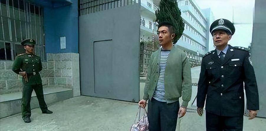原创原创嚣张黑老大刘凤学独霸天津十余年出狱后百辆豪车接他出狱
