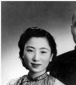 原创原创她很漂亮又富有金融大亨千金追随大13岁丈夫蒙冤下狱不离不弃