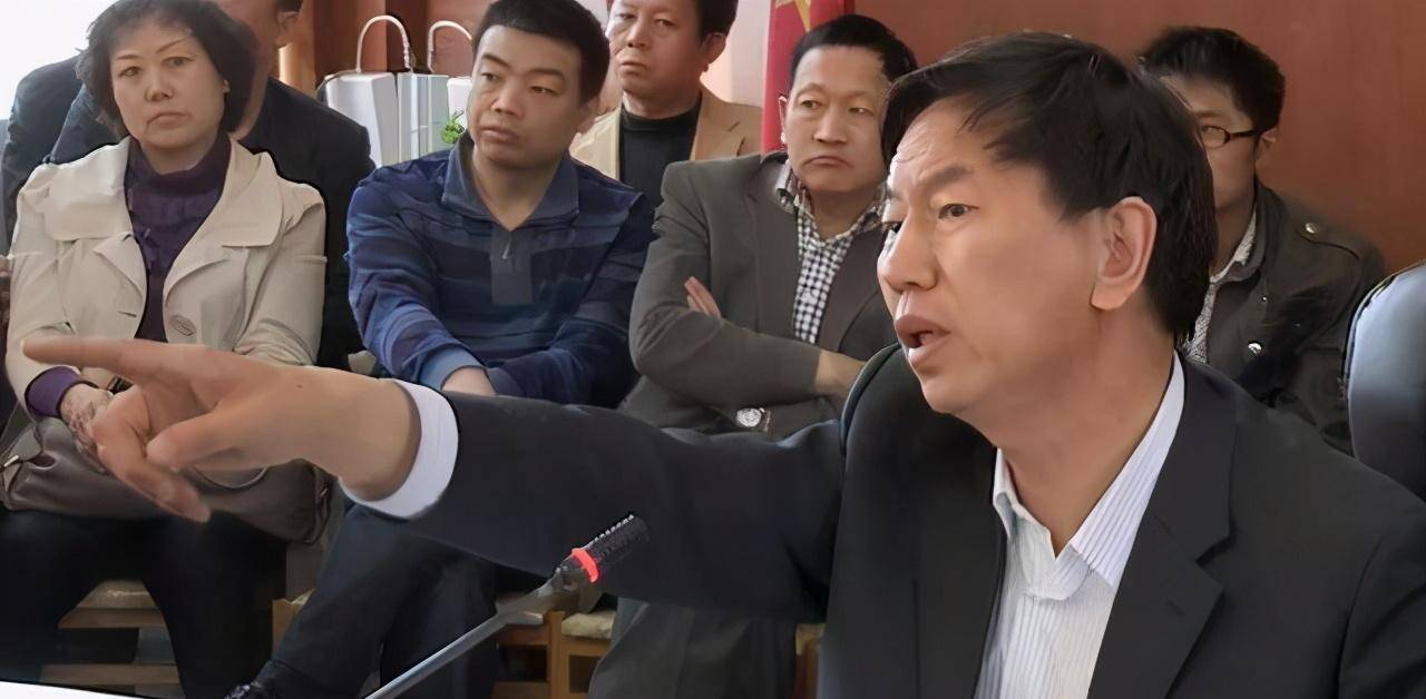 他的目标很明确,重现大同的文化辉煌,要清空旧城,拆掉城中村,重建城墙