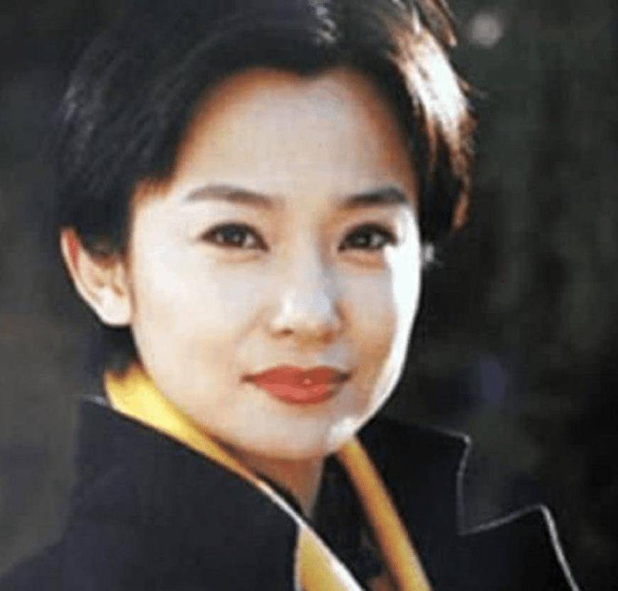 边梅不仅有男儿的气概,还有女性的细心,在给前苏联总统夫人赖莎做贴身