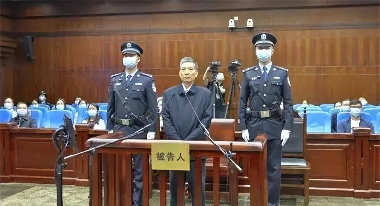 落马,为升官给领导下跪,送礼物讨其夫人欢心_秦光荣_龙雪飞_黄玉兰