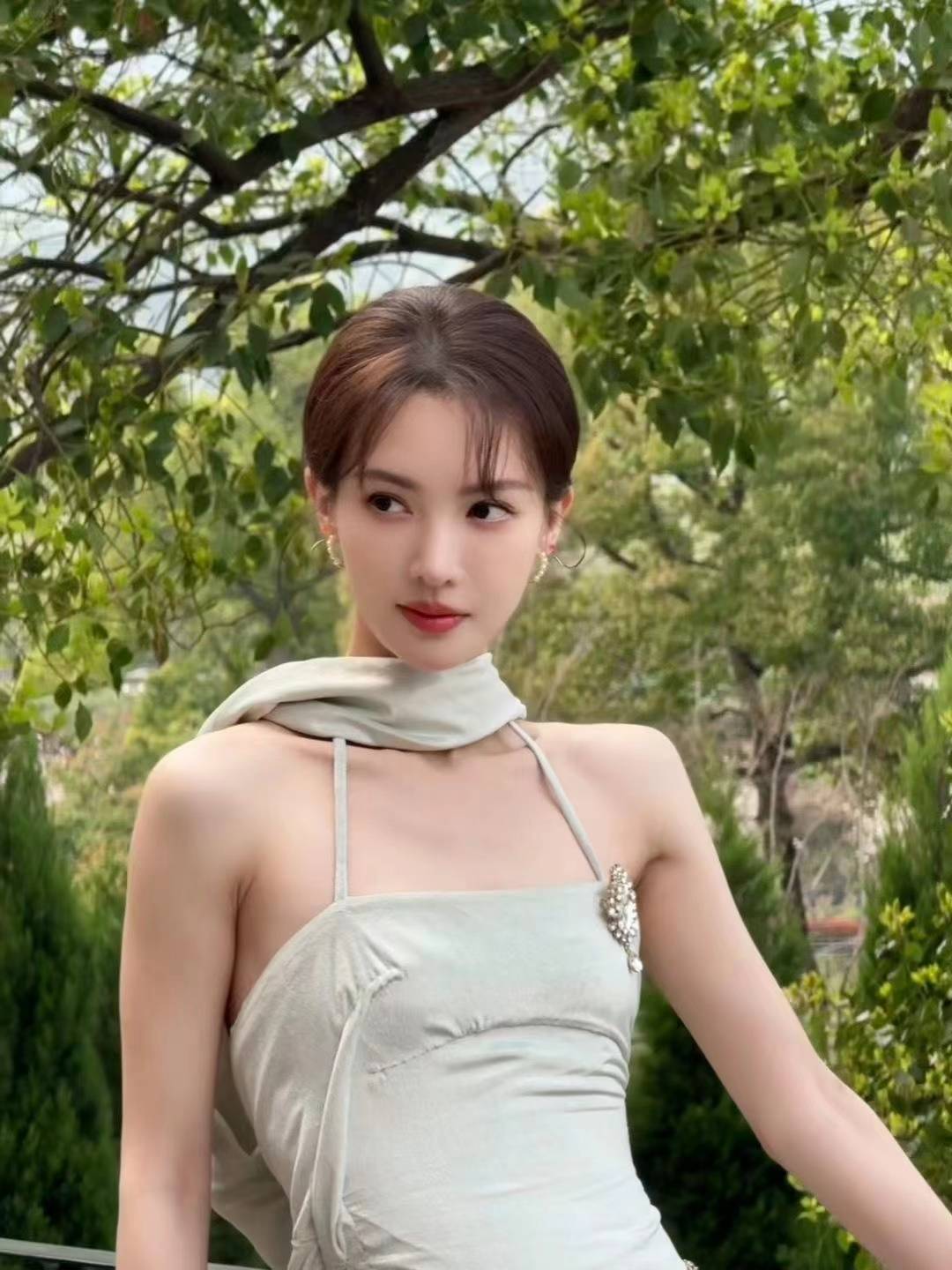 金晨性感吊带裙写真惊艳亮相火辣身材与白皙肌肤性感女神无疑