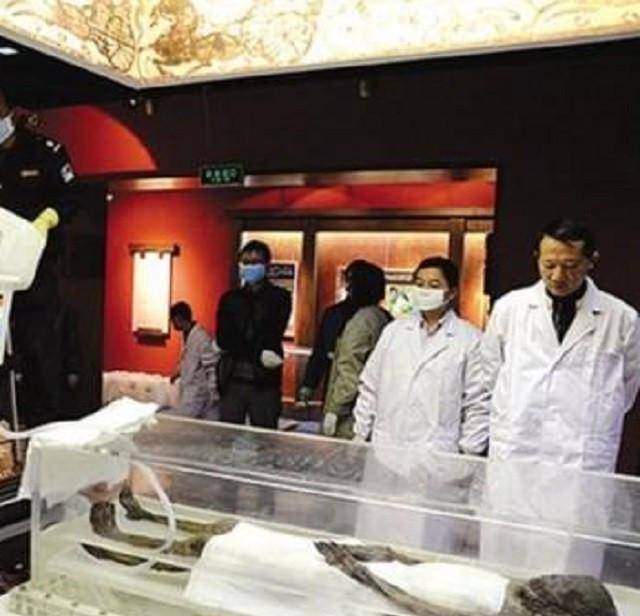 由曾经成功复原马王堆女尸头像的中国刑警学院赵成文教授对古尸凌惠平